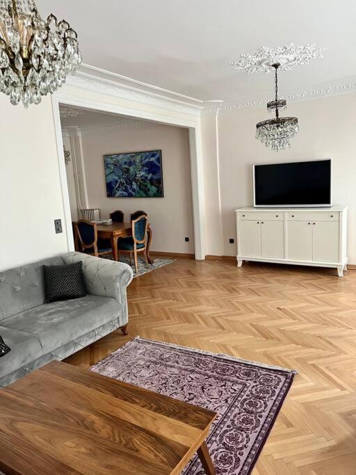 Of Cihangir Cozy Location,2 Bedrooms And An Elevator Appartamento