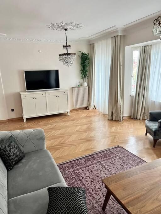 Of Cihangir Cozy Location,2 Bedrooms And An Elevator Appartamento